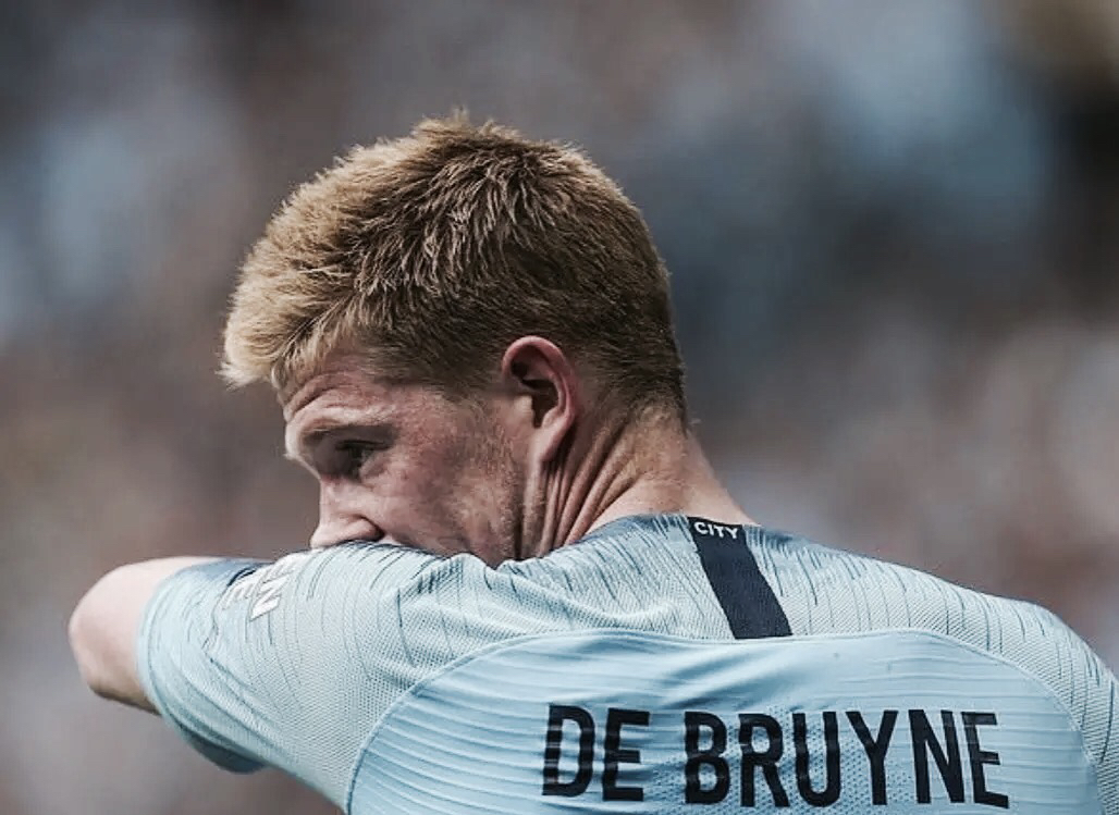 乌迪内斯门将奥克耶开场被直红罚下，此前曾因故意吃牌被调查（乌迪内斯门将奥克耶开场即被直红驱逐，曾因疑似故意领牌接受调查）