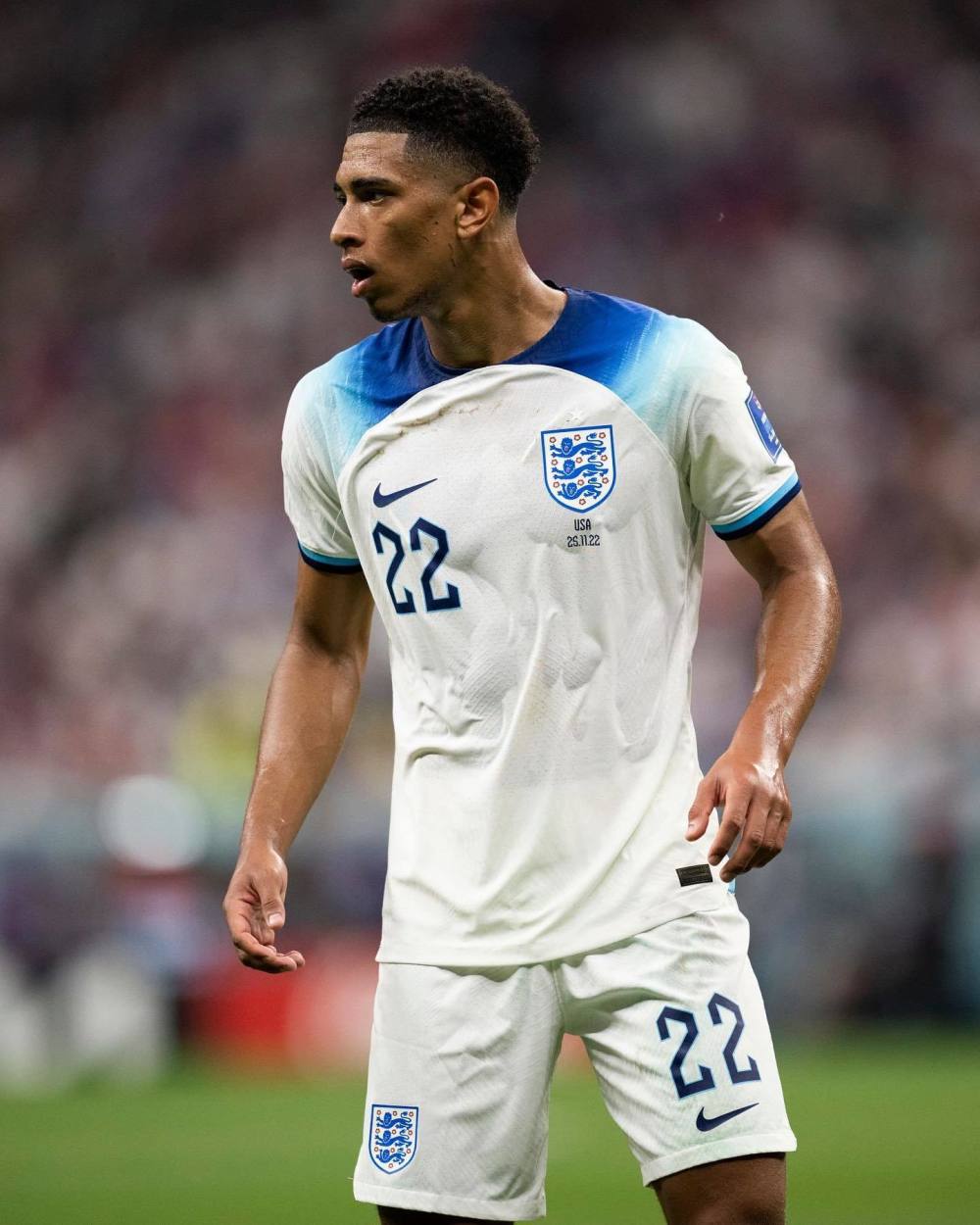 给爷整笑了，曼奇尼假意亲吻布鲁马多，将布鲁马多逗笑