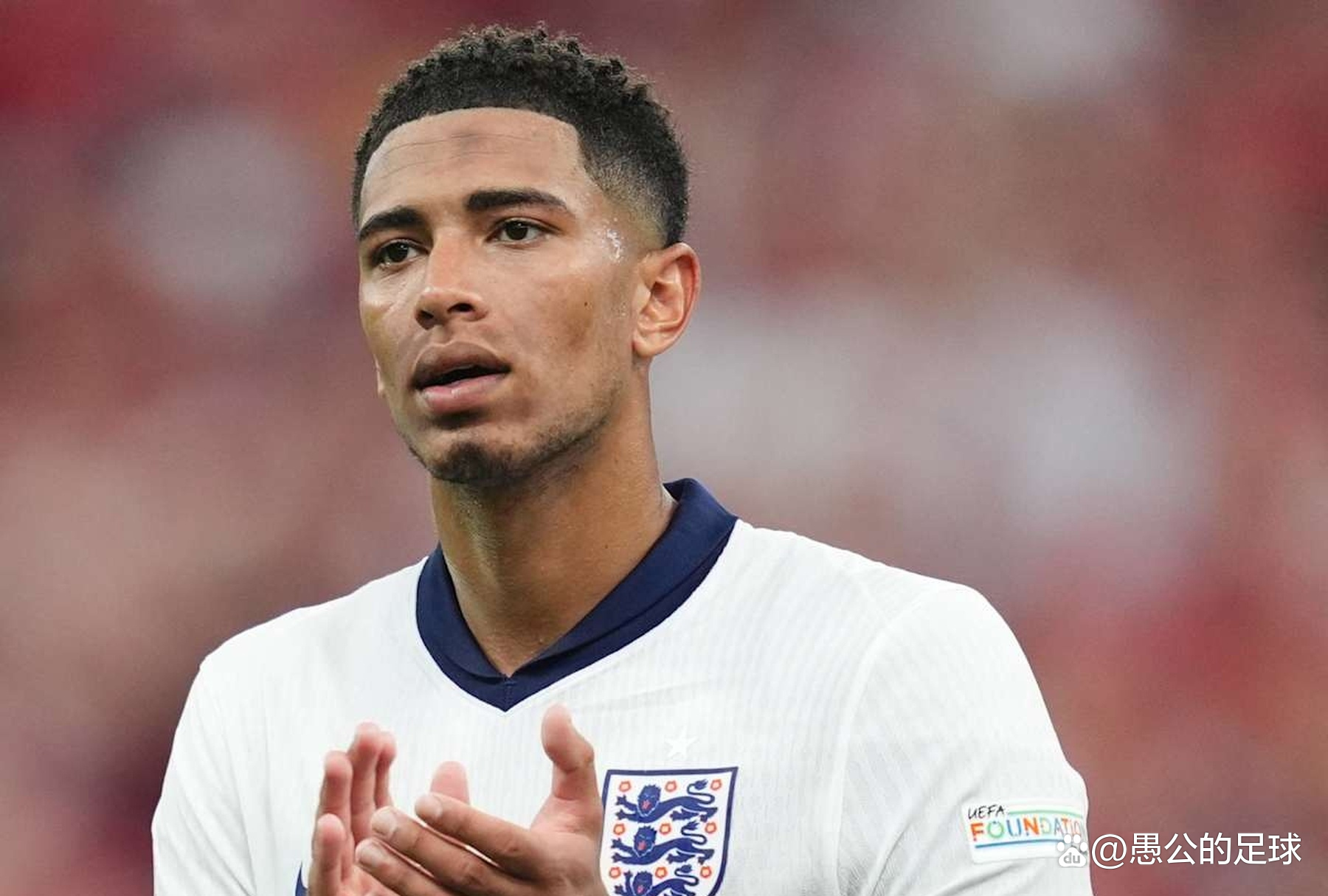 每体：莱万愿意接受降薪+替补，2026年初将和巴萨再谈（每体：莱万愿降薪并接受替补角色，2026年初将与巴萨再度磋商）