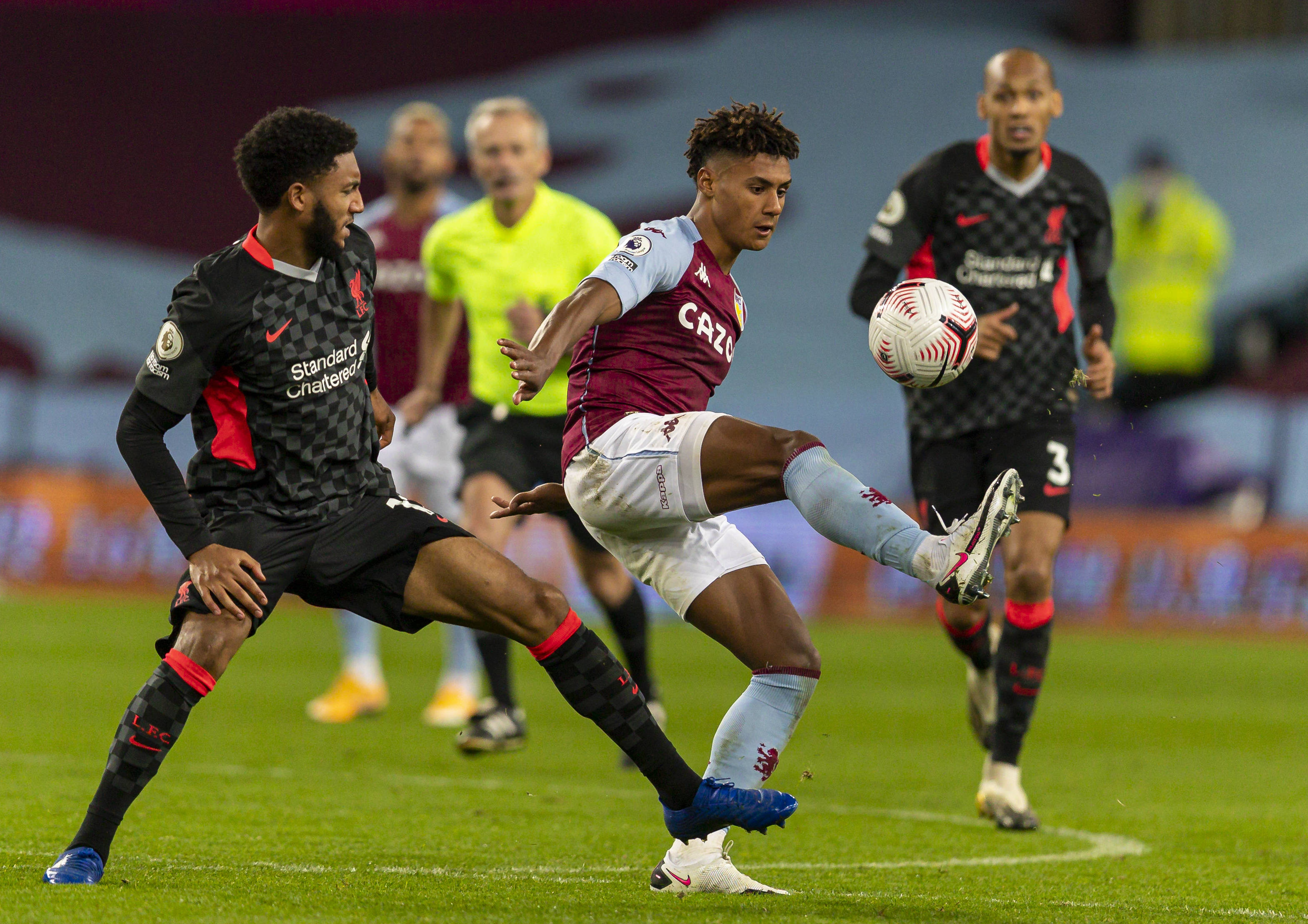 利兹联主场气势如虹，连斩蓝军创26年纪录（利兹联主场强势，连克蓝军刷新26年纪录）