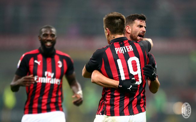 汪涵陪儿子马术比赛展现轻松生活面，体现家庭关怀与育儿智慧，引发网友热议。