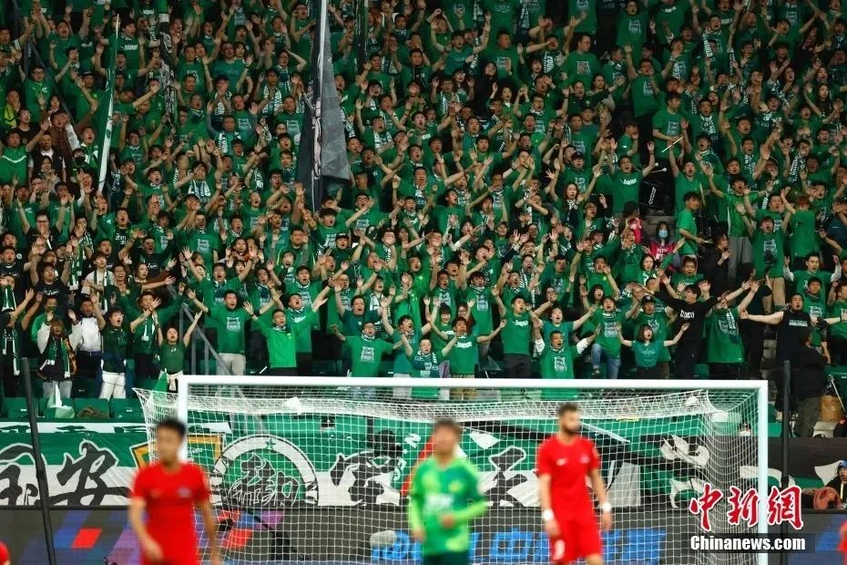 足球国足忙碌备战，训练场加练至夜晚